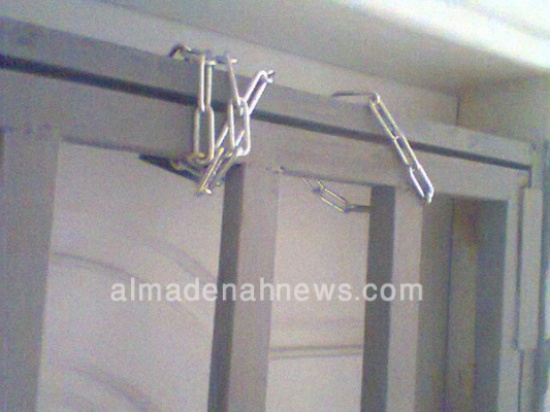 موظفو بلدية الرمثا يطردون الرئيس ويغلقونها بالجنازير ( صور )